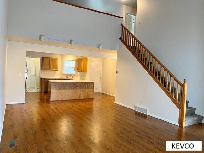 Building Photo - Spacious Townhouse with Central AC