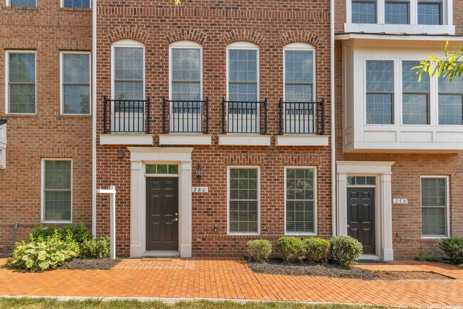 Foto del edificio - Luxurious 4 Bed 4.5 Bath Brick Townhome In...