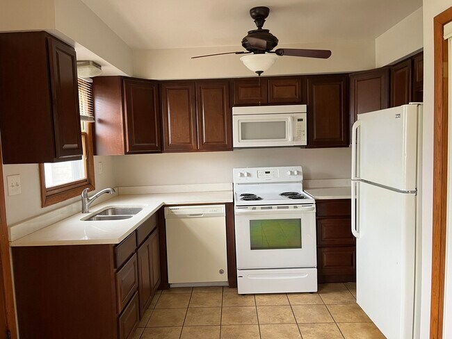 Foto del edificio - 8142 W Howard Ave