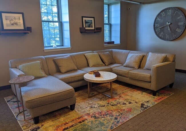 Foto del edificio - 52 Lawrence Dr