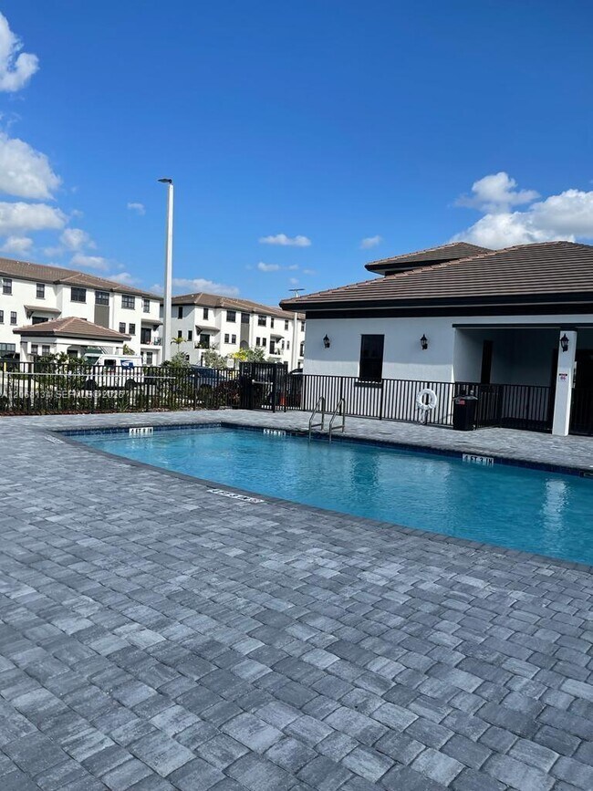 Foto del edificio - 15650 SW 136th St