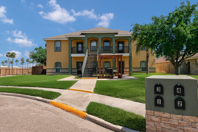 ¡Vista frontal de acogedora propiedad! - 801 E Daffodil