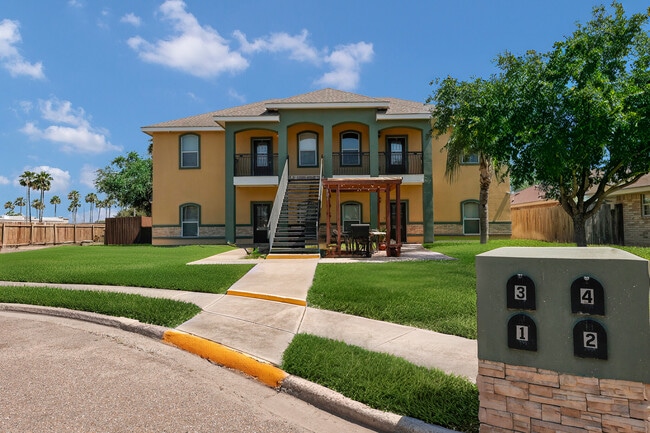 Front view of cozy property! - 801 E Daffodil