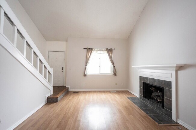 Foto del edificio - "Charming 2-Bedroom Townhouse Retreat with 2 Full Baths in Fishers – Spacious 1,522 Sq Ft Living!"