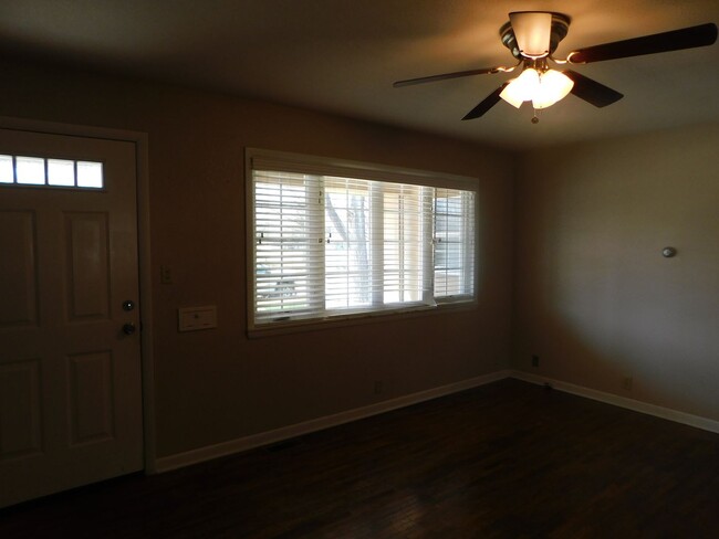 Building Photo - Beautiful 3 bedrrom/1 bath home in El Dorado!