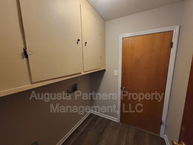 Foto del edificio - 4460 Whisperwood Dr