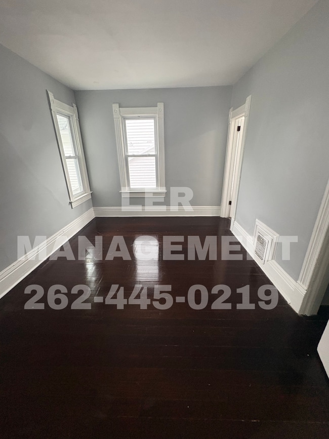 Building Photo - Spacious 3 Bedroom Upper!