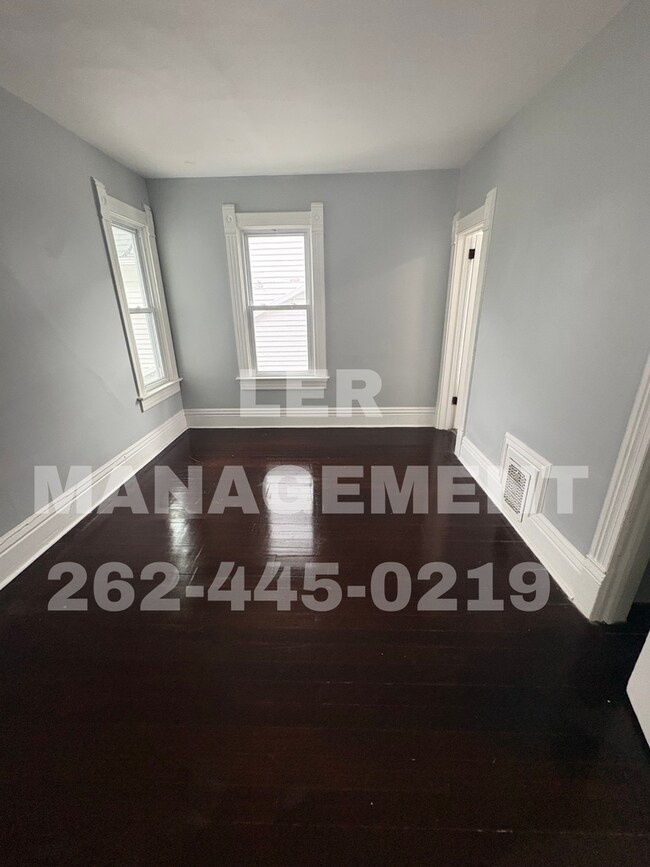 Foto del edificio - Spacious 3 Bedroom Upper!