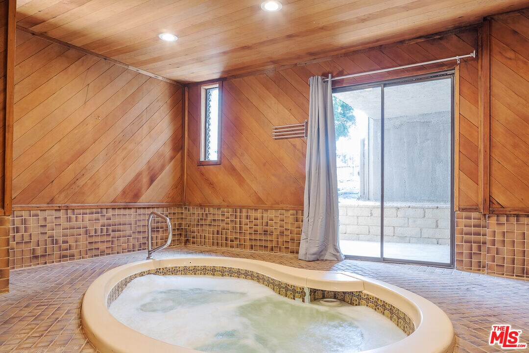 Primary Photo - 110 N Barrington Ave