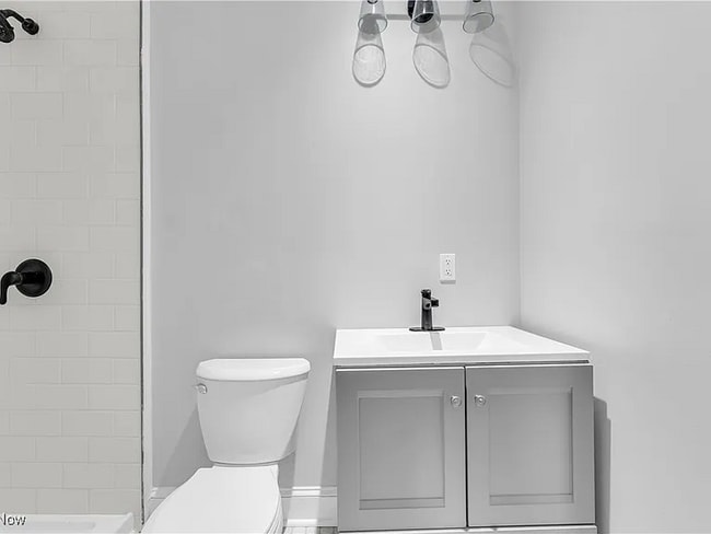 Building Photo - 1244 W 69th St