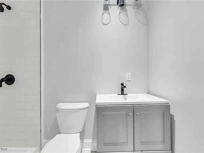 Foto del edificio - 1244 W 69th St