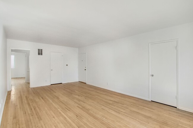 Building Photo - 907 S Holt Ave