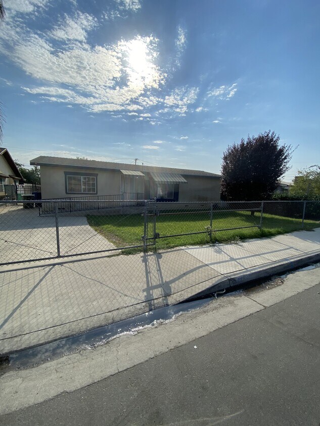 Primary Photo - 215 Rodman St