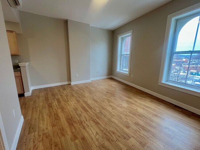 Foto del edificio - Putnam Winslow– $1,350 – 1 Bathroom Studio, 300 SQ.FT. – UTILITIES INCLUDED, Available 7/15/26