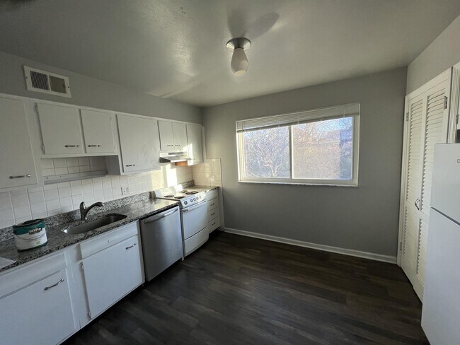 Building Photo - 10130 Chaucer Ave