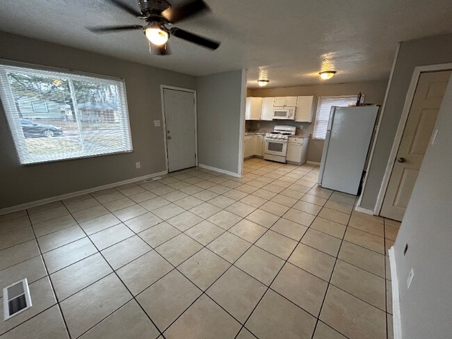 Building Photo - 1422 W 35th St