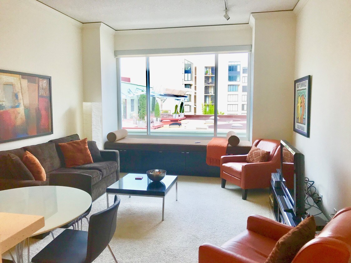 Primary Photo - 220 Lombard St