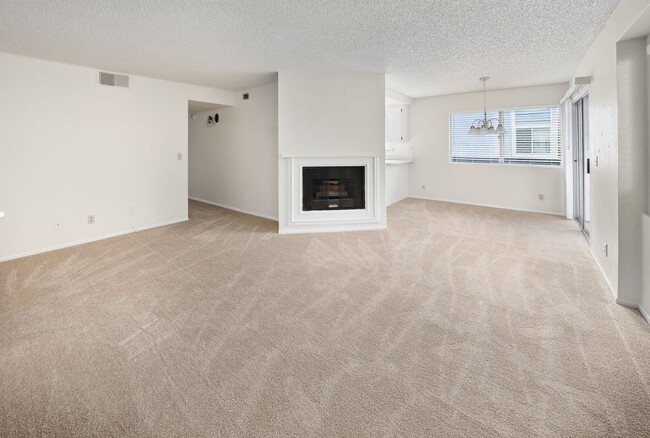 Foto del edificio - ADORABLE 3+2 CORNER UNIT & 2-CAR GARAGE!