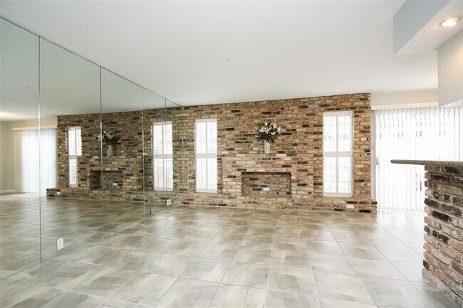 Building Photo - 2101 Fountain View Dr