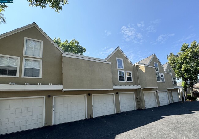 Building Photo - 227 Kingston Way