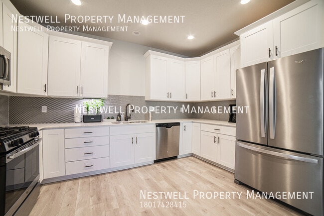 Building Photo - Beautiful 3-bed Townhome in Daybreak