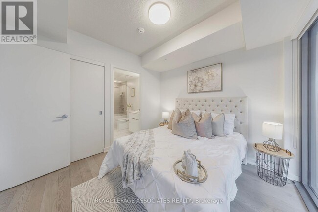 Building Photo - 25 Richmond St E