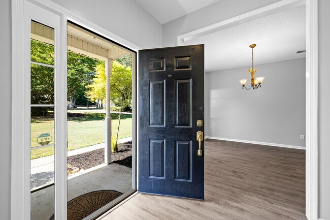 Building Photo - Updated 4BR Home in Northgate District with Huge Back Deck