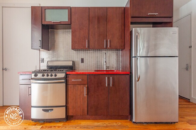 Foto del edificio - 1358 Dekalb Ave