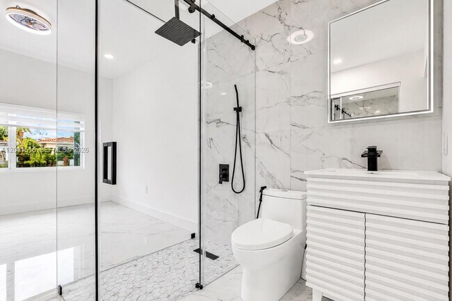 Foto del edificio - 8819 Dickens Ave