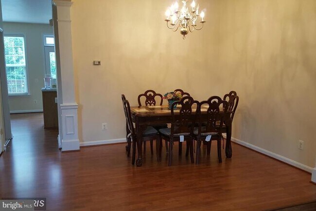 Building Photo - 22484 Maison Carree Square