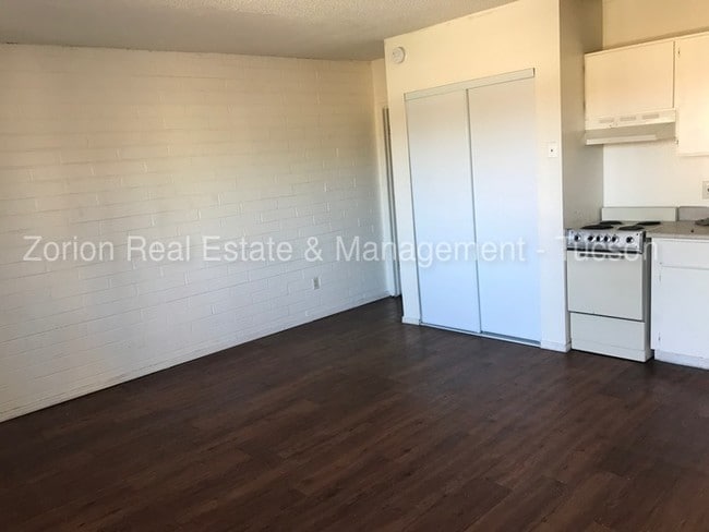 Building Photo - 3055 N. Tyndall Avenue #5
