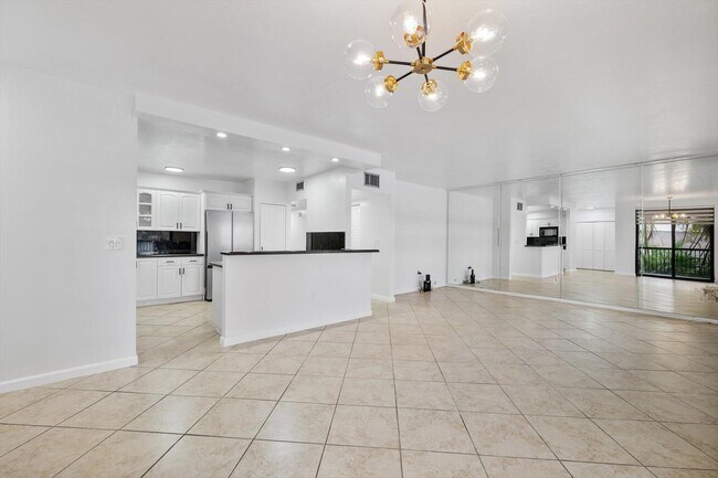 Foto del edificio - 740 NE 199th St