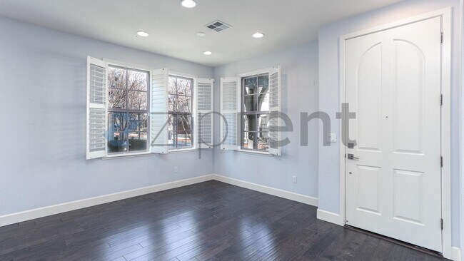 Building Photo - 111 Avellino Way