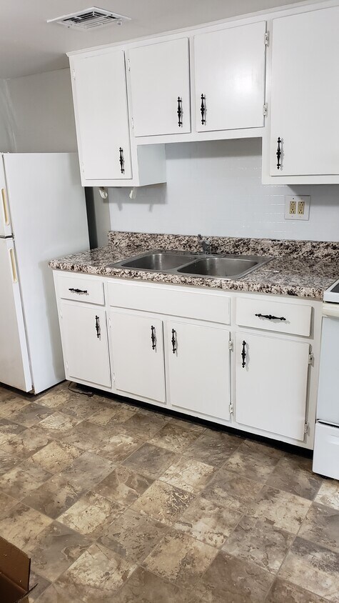 Clean and bright kitchen 11x10 with older charm, updated! Smoothtop electric stove. - 1113 2nd St