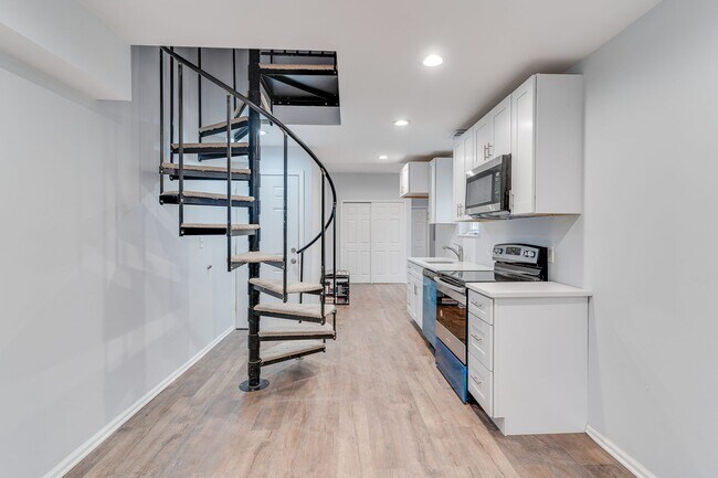 Building Photo - Newly Renovated Temple Apartment