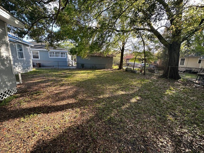 Building Photo - 3/1 Single Family home available now
