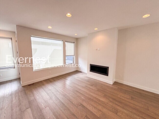 Foto del edificio - 3 Bed, 3 Bath Home with Garage / Available Soon!