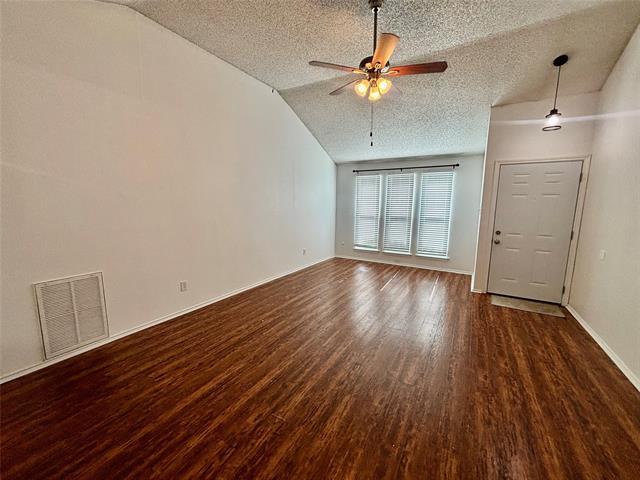 Foto del edificio - 811 Midcreek Dr