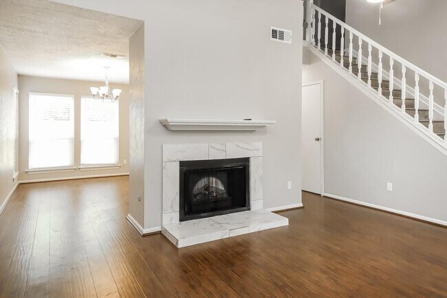 Foto del edificio - 2435 Country Pl Dr