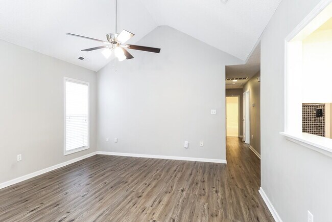 Building Photo - 310 Tamarack Dr