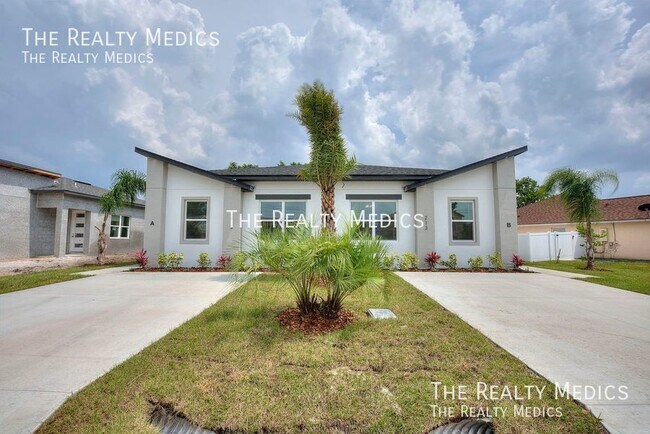 Building Photo - GORGEOUS DUPLEX 3 BEDROOM/ 2 BATH!!!