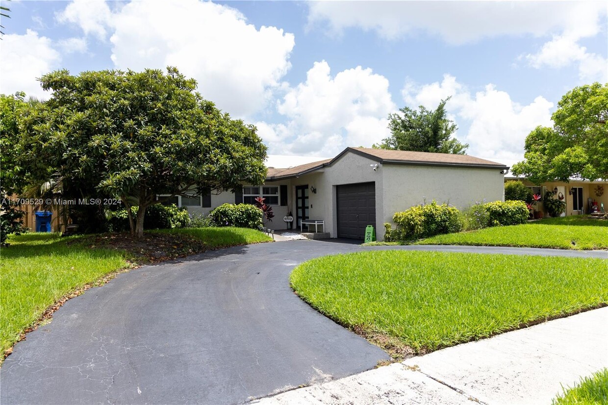 Foto principal - 9360 NW 33rd Manor