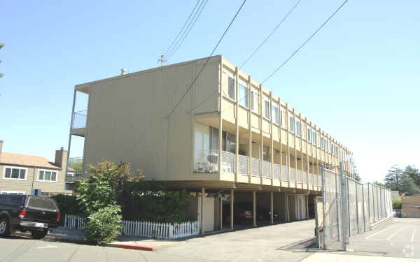 Foto del edificio - 30 Locust Ave