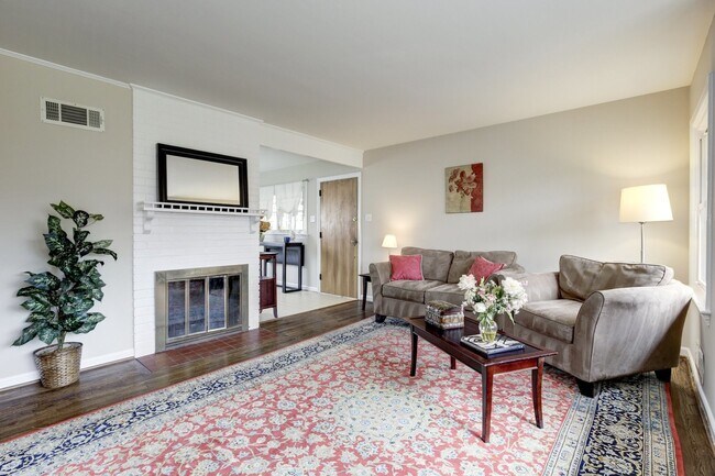Foto del edificio - Memorable 4 BR/2 BA Single Family in Wheat...