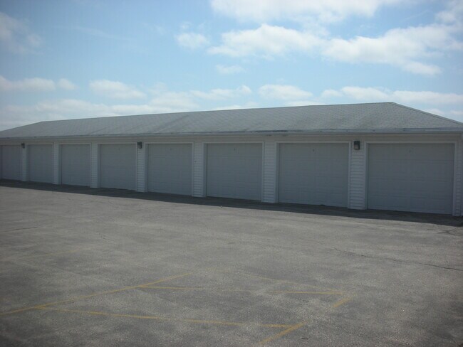 garages - 303 Humar St