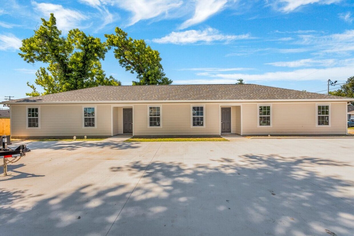 Primary Photo - Beautiful and Spacious 2/2 North LC