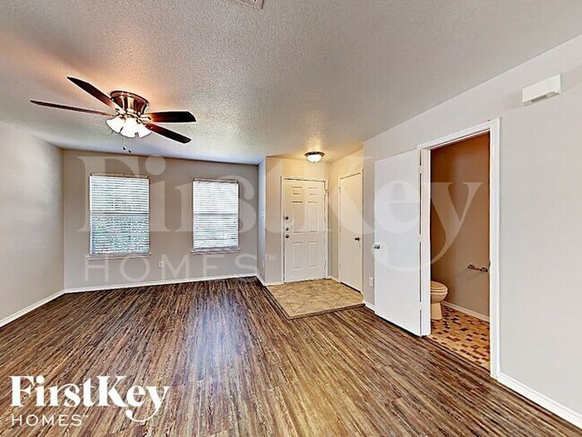 Foto del edificio - 8308 Cutter Hill Ave
