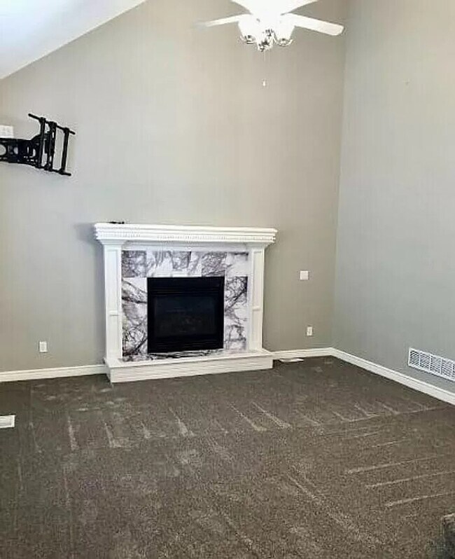 Foto del edificio - Spacious 4-Bedroom Greenwood Home with Vau...