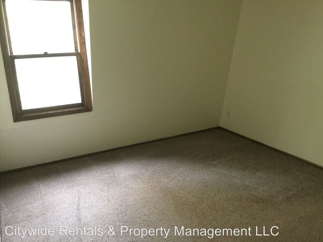 Building Photo - 3 br, 1.5 bath Apartment - 8911-B N. 95th St.