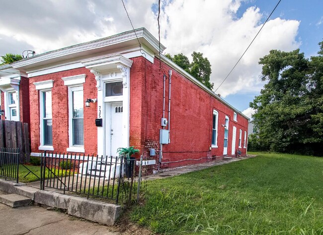 Foto del edificio - 725 E Jacob St